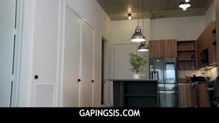 गॅपिंगसिस - मोठ्या स्तनांच्या 18+ तरुणीला मारिका चॅनेल आणि निकी रिबेल यांनी पीओव्हीमध्ये लुटले