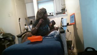 یک زن زیبا بار عمیق و آرام را برای بارداری طبیعی دریافت می‌کند