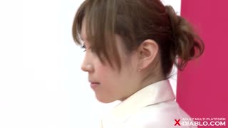 Foto nud santai karo Maki Momoi nganggo lingerie