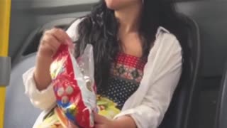 18 வயது பெண் பொது பஸ் பயணத்தில் புஸ்ஸியை காட்சி செய்கிறார்