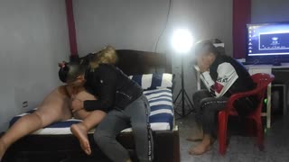 Paguei meu melhor amigo para foder a namorada dele na frente dele, e ela aceita; a namorada do meu melhor amigo adora como eu a fodo