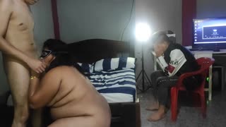 Platím kamarádovi, aby šukal přítelkyni před ním, ona souhlasí; miluje můj šuk