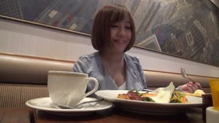 Oh mec, je voulais dire que Kirari est si jolie et blanche, son visage est incroyable, j'adore filmer des POV avec elle !