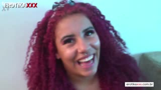 স্টানিং ব্রুনেট থিক শ্যাফট হ্যান্ডেল করে ফেশিয়াল ফিনিশের জন্য