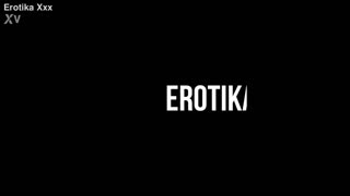 Osupljiva brineta spretno ravna z debelim kurcem za obrazni zaključek