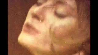 Pada zaman vintage, threesome interracial berbulu terungkap dengan penis hitam