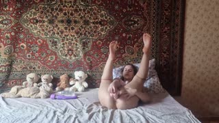 Garota em Meia-Calça de Nylon Posa na Câmera e Brinca com Brinquedo para Diversão Solo