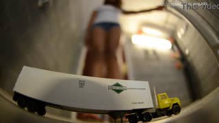 Η Miss T προκαλεί με σανδάλια σε μικρό τρέιλερ κυριαρχίας 18+