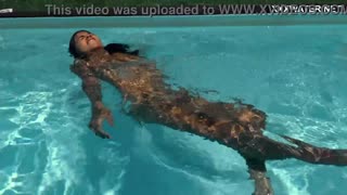 Venezuelalı Güzellik Yorgelis Carrillo'nun Çıplak Yüzüş Heyecanı ve Havuz Kenarında Baştan Çıkarıcı Gösterisi Suluboynuzla