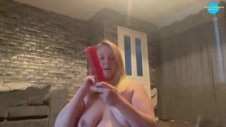 vain toinen päivä hänen valmistautuessaan yläosattomana kameran edessä