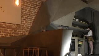 Brunette MILF Leon Lambert se sleče gola, razkriva velike joške in obrito pičko v vroči dražbi brez hlačk