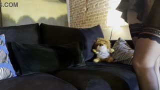 Osupljiva rjavolaska gospodinja pokaže velike atribute pizzabojcu