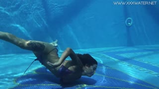 Kanadische heißeste MILF Heidi Van Horny befriedigt sich selbst unter Wasser