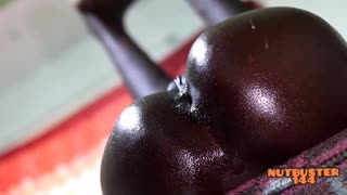 Perempuan Ebony Idam Tusukan Anal Keras, Mohon Lebih Banyak di Pantat Sempit Saya