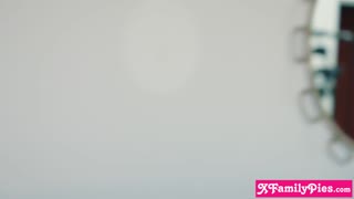 Ε, Κοίτα τη Jade Maris να Φοράει την Καυτή Νέα Στολή της για Μένα!