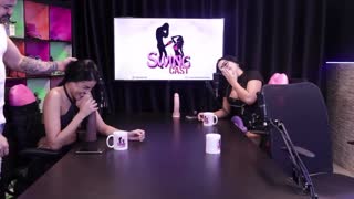 नॉटी बिया हॉट ऑफिशियल टॉय चूसने से टीज करती है और अपनी छातियां दिखाती है