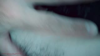 Karina kaunis kypsä kumartuu doggystyleen, karvainen pillu ja pullistuvat tissit esillä, kun kumppani tunkeutuu perseeseen syvälle, johtuen intensiiviseen anaali-kermaamiseen oikeassa amatööri-kotivideossa