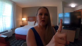 திருமணமான பாலியல் தெரபிஸ்ட் மற்றும் கிளையண்ட்ஸ் உடன் சூடான மூவர் குழு