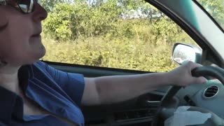 Hei milf blonde sexy soksi bila chupi skirt ndogo kuuliza wageni maelekezo