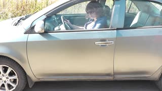 Hei milf blonde sexy soksi bila chupi skirt ndogo kuuliza wageni maelekezo