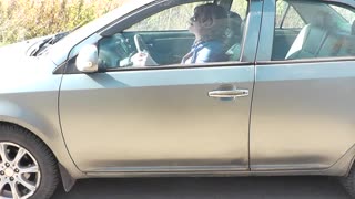 Ei loira milf gostosa dirige de meias sem calcinha na minissaia pedindo info pra estranhos?