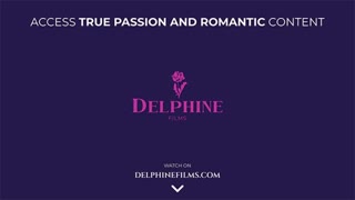 Delphine Films- Sexy Babe Alex Coal utforsker lidenskapelig Olive Glasss kropp, hun stønner