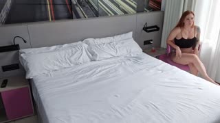 Толкова съм възбудена, гледайки стриптийза на София Лок с големите й гърди