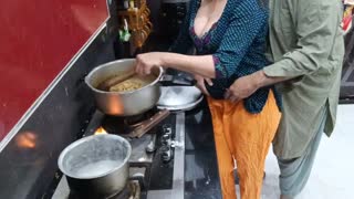 Mwanamke Desi Anapewa Backdoor Yake Fupi Akipika Jikoni