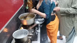 Une Ménagère Desi Se Fait Prendre l'Arrière Serré en Cuisinant dans la Cuisine