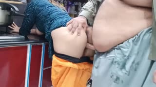 एक देसि हाउसवाइफला किचनमध्ये कूक करताना त्याचा टाइट बॅकडोर घेतला जातो