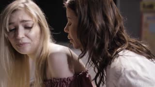 Ατμοσφαιρικό τρίο με ξανθιά και μελαχρινή δυάδα