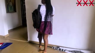 Grosse Fesse Fille en Uniforme Monte Fortement Son Copain à Gros Bite