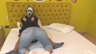 Ghostface nappaa villin Halloween-suolaisuuden videolla!