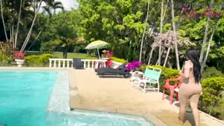 Barátok kihívnak medencés csínyre, belevetem magam és felizgulok csábító játékaiktól