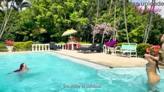 دوستانم مرا به شیطنت در استخر تشویق کردند، شیرجه زدم و توسط بازی‌های تحریک‌کننده‌شان شدیداً تحریک شدم