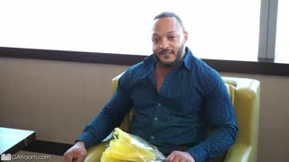 Črni kurac raztrga Adrianov rit v vroči prhi