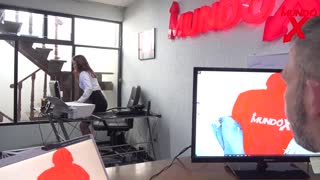 الرئيس يكاد يفصلها، لكنها تنقذ وظيفتها بنفخ سري