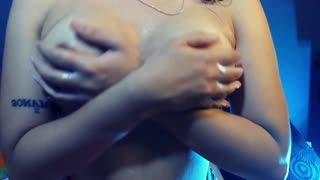 Garota de Tetas Grandes Brinca com Mamilos