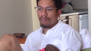 Τολμηρή κίνηση καθώς ερασιτέχνης λευκή κοπέλα κουνάει τον μεγάλο κώλο της για έντονη διαφυλετική δράση