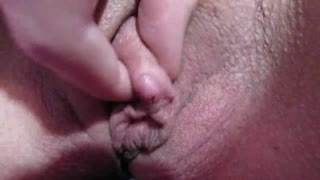 Bílá dívka si šahá na velkou klitoris v closeupu, zkoumá svou oteklou kundi fetish