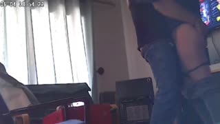 Spycam inakamata blonde moto akipigwa amesimama katika picha za nyumbani za siri