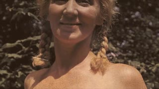 Onyesho la zamani na matiti makubwa Milf