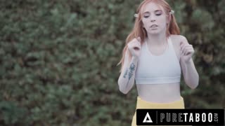 Adolescente Mal-Humorada Madi Collins Seduz Treinador de Tênis Quente