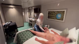 otel resepsiyonistini içki için çağırdığımda ne olur diye merak ettin mi ve o beni boşaltmak için okşar?