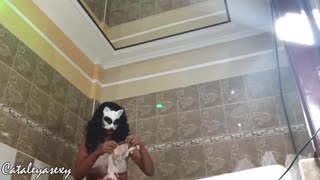 Obří prsa ebony modelka se svléká a svůdně pózuje pro kameru