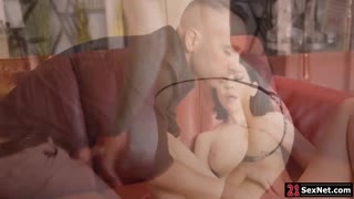 रशियन विव्हियन ग्रेस तिचे अस्स तीव्रपणे फिंगर करते आणि नंतर हार्डकोर अॅनलमध्ये डुबकी घेते!