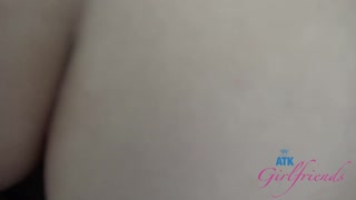 Valentina Jade, sexy amatérka s modrýma očima, cucá a vrcholí v POV akci