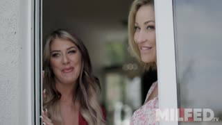 बस्टि ब्लॉन्ड यंग 18+ एडल्ट मैन के साथ इंटिमेट ब्रेस्टफीडिंग में एंगेज होती है