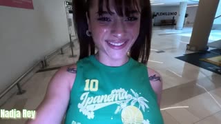 பொது இடத்தில் செக்ஸ் மற்றும் நடைக்கு நாட்ஜா ரேயுடன் பார்கிங் லாட் எக்ஸிபிஷனிஸத்தில்