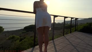 कर्व्ही MILF व्हाइट सॅटिन ड्रेसमध्ये रिस्की पब्लिक बाल्कनी अॅक्शन सनसेटला एन्जॉय करते